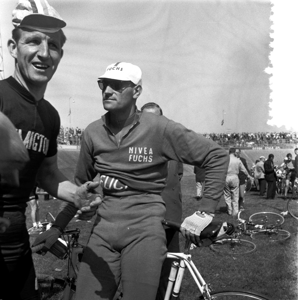 Start Ronde van Nederland Stadion Utrecht . Magni (Italie) en Schulte (rechts), Bestanddeelnr 907-9308