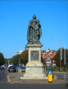 Statue of Queen Victoria, Grand Avenue, Hove (NHLE Code 1187555) (September 2018) (1)