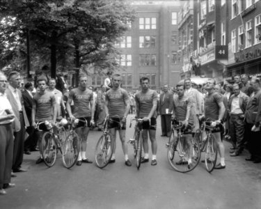 Start Ronde van Nederland op Rembrandtplein Duitse ploeg, Bestanddeelnr 909-6441 photo