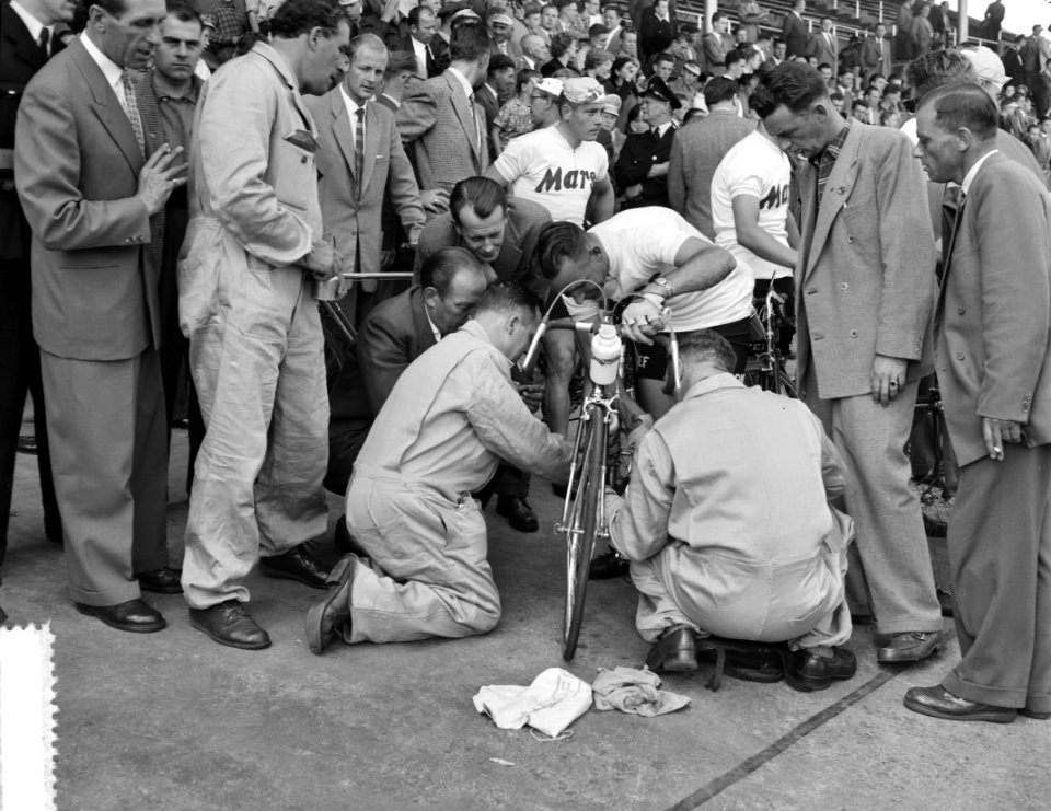 Start Ronde van Nederland Stadion Utrecht Hollandse kopmannen van links Schult, Bestanddeelnr 907-9293