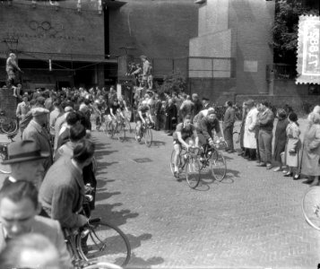 Start Ronde van Nederland voor amateurs Olympisch Stadion Amsterdam, Bestanddeelnr 907-1882