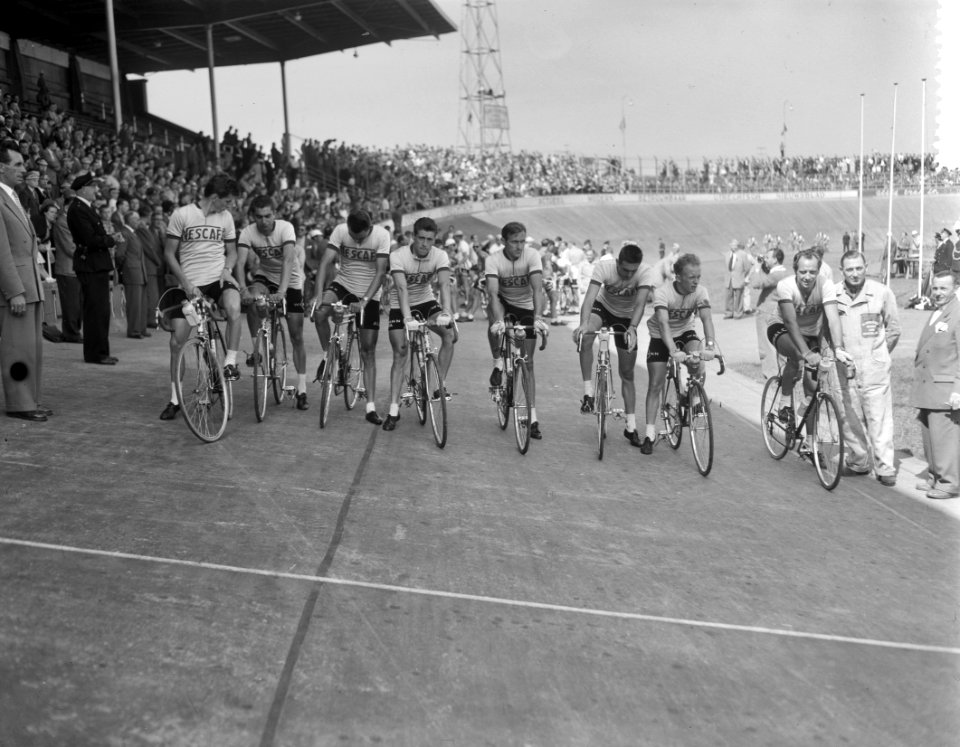 Start Ronde van Nederland Stadion Utrecht Zwitserse ploeg (Nescafe) kopman Hug, Bestanddeelnr 907-9299