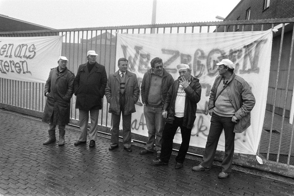 Staking bij Coberco-zuivel in Eefde postende stakers voor bedrijf + naam Coberc, Bestanddeelnr 933-8856