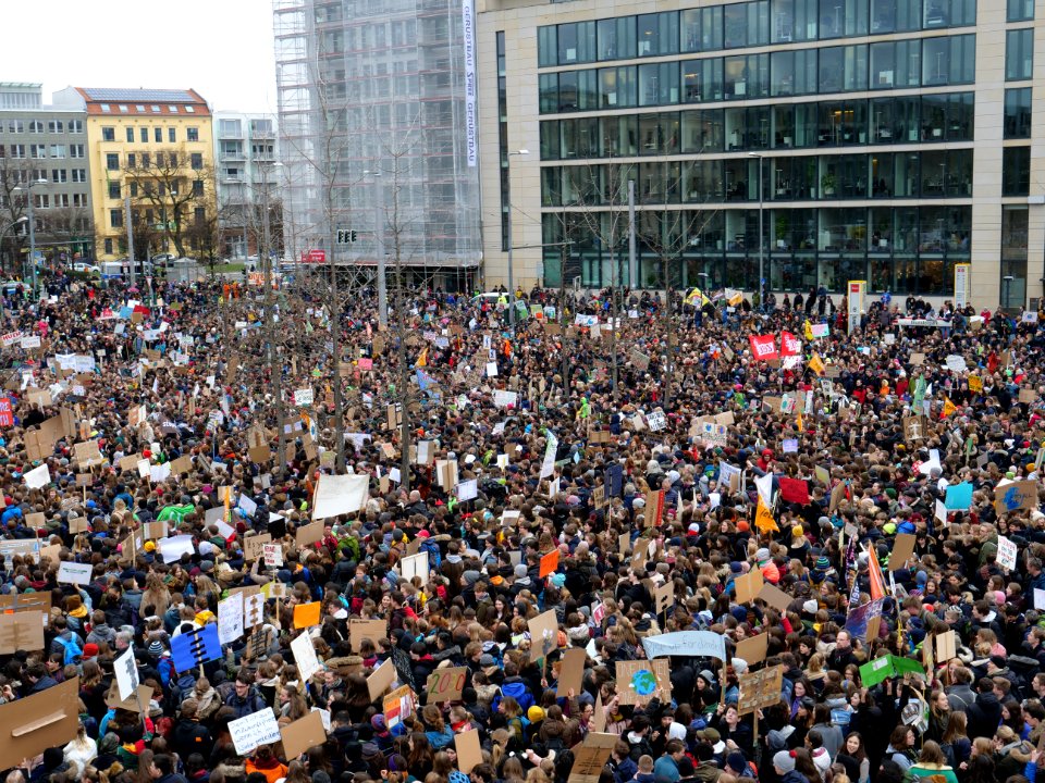 Start of the FridaysForFuture demonstration Berlin 15-03-2019 view from top 19