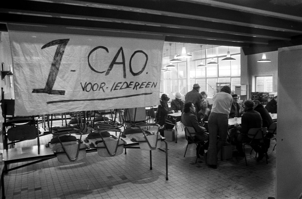 Staking bij Hoogovens, bord Een CAO voor iedereen in kantine, Bestanddeelnr 926-2365