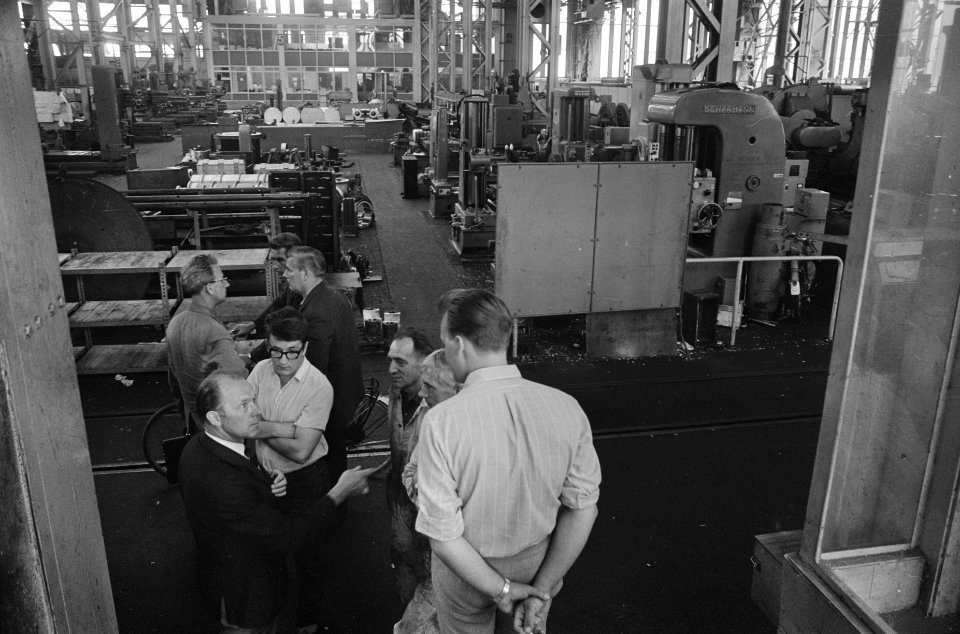 Staking in haven Rotterdam stakers discussieren in lege fabriekshal RDM, Bestanddeelnr 923-7884