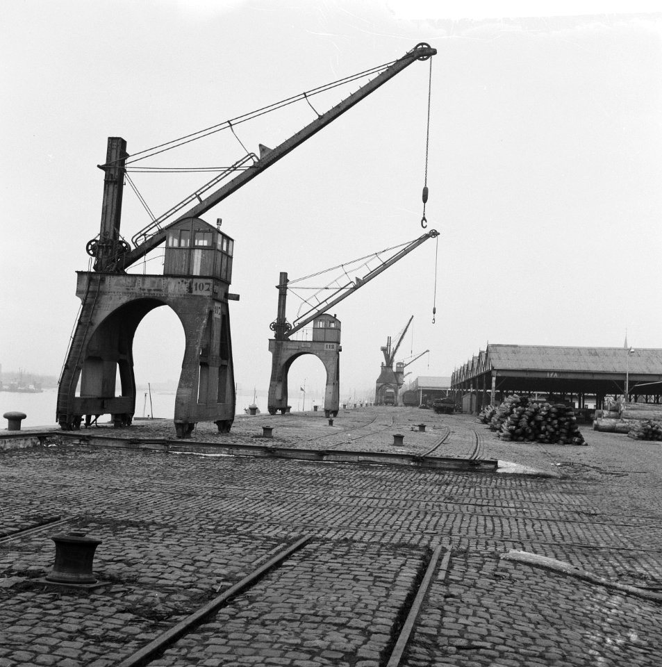 Staking in de haven van Antwerpen, verlaten kades in de haven, Bestanddeelnr 911-9059