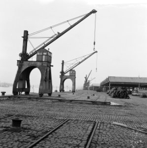 Staking in de haven van Antwerpen, verlaten kades in de haven, Bestanddeelnr 911-9059