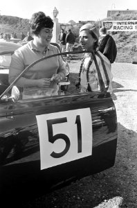 Start Tulpenralley 1967 te Noordwijk, de dames Pat Carlsson (l) en Elisabeth Nys, Bestanddeelnr 920-2581