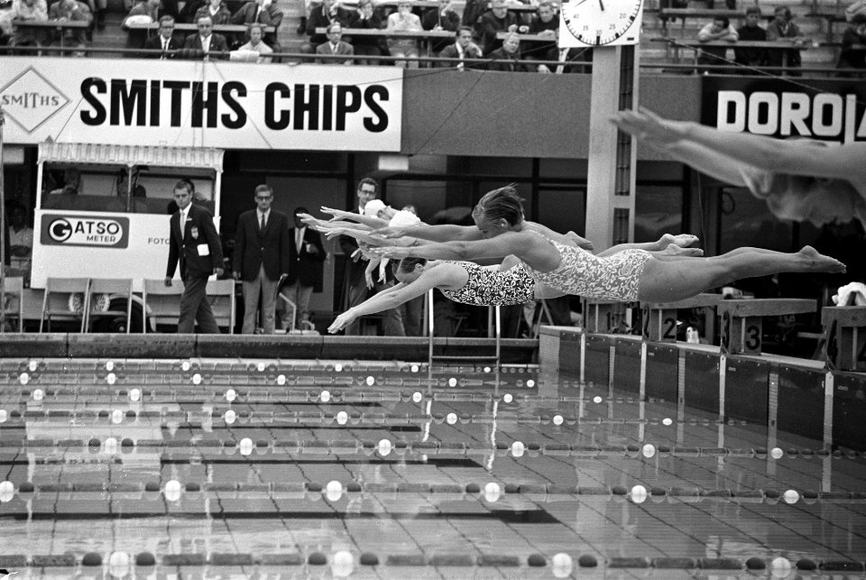 Start van de 400 m wisselslag op de voorgrond Betty Heukels , naast haar Hennie , Bestanddeelnr 921-5706