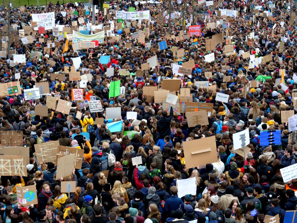 Start of the FridaysForFuture demonstration Berlin 15-03-2019 view from top 22