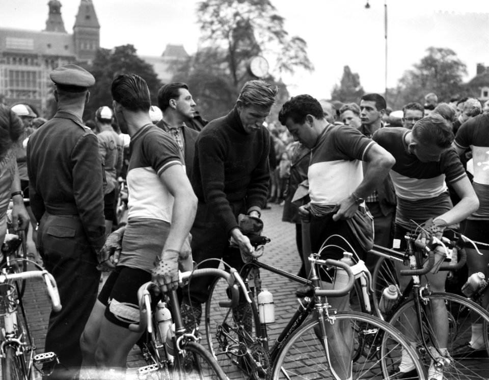 Start Ronde van Nederland Olympus Tour , ploegleider Gerrit Schulte geeft de l, Bestanddeelnr 910-3983