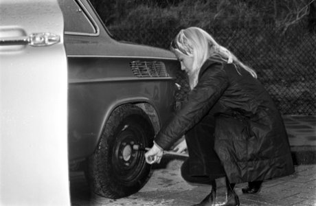 Start Tulpenrallye in Noordwijk. De Francaise Marie Claude Beaumont bezig met ee, Bestanddeelnr 921-2737