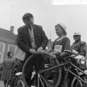 Start Tour de Frats van Ome Joop Legerstee te Arnhem De Tour Miss doet Chris va, Bestanddeelnr 915-4484