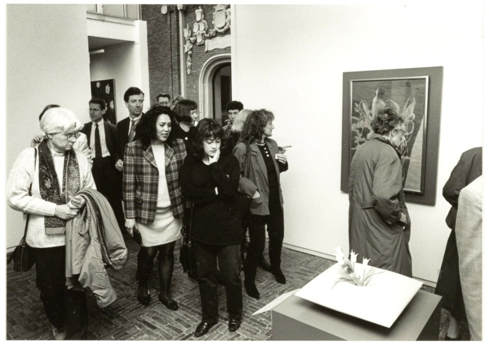 Start tentoonstelling Tulpomania' in de Nieuwe Kerk aan het Nieuwe Kerksplein. De Turkse gemeenschap in ons land leggen symbolisch een aantal tulpen neer, hiermee de waarde an een allochto, NL-HlmNHA 54035138