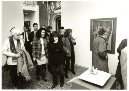 Start tentoonstelling Tulpomania' in de Nieuwe Kerk aan het Nieuwe Kerksplein. De Turkse gemeenschap in ons land leggen symbolisch een aantal tulpen neer, hiermee de waarde an een allochto, NL-HlmNHA 54035138