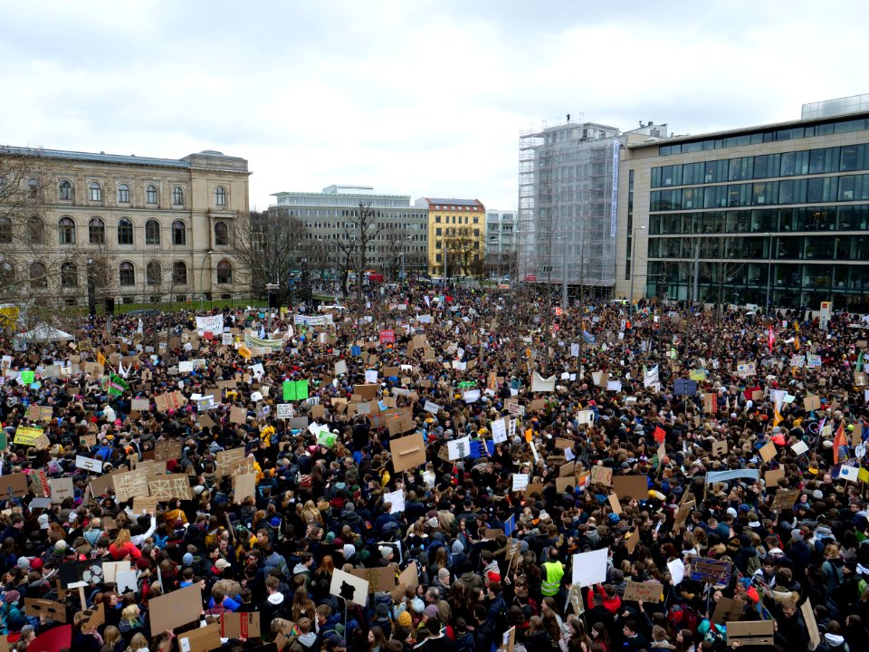 Start of the FridaysForFuture demonstration Berlin 15-03-2019 view from top 10