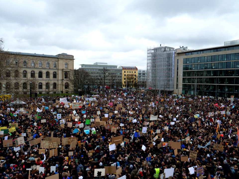 Start of the FridaysForFuture demonstration Berlin 15-03-2019 view from top 03