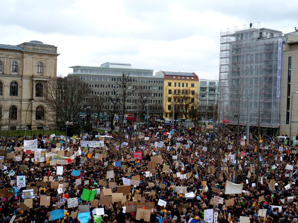 Start of the FridaysForFuture demonstration Berlin 15-03-2019 view from top 04