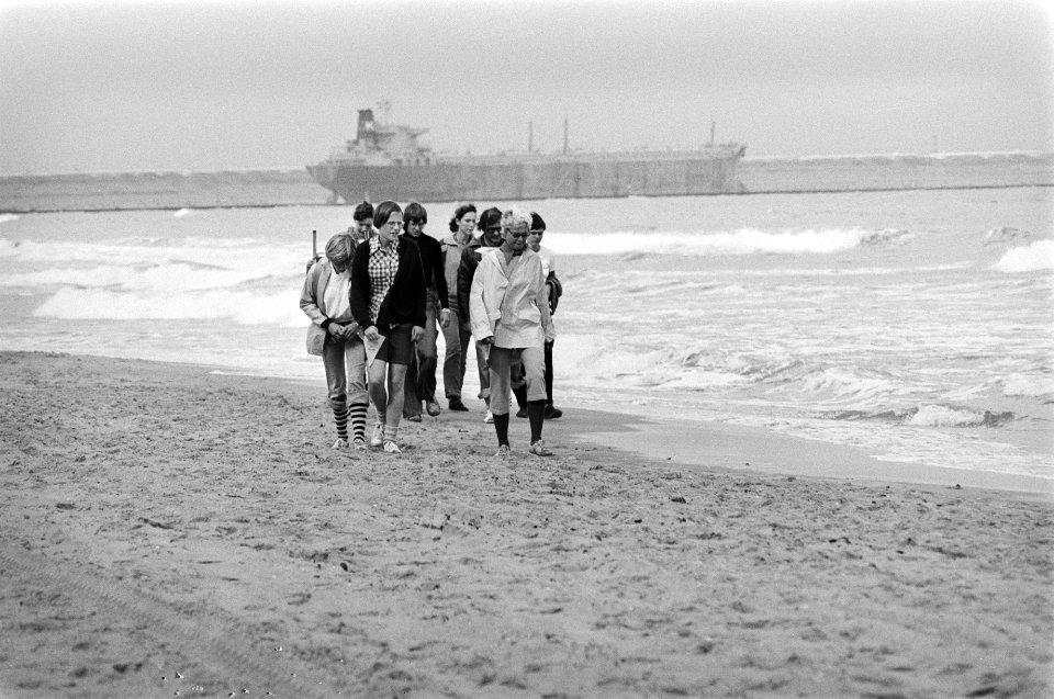 Start strandzesdaagse bij Hoek van Holland (met schip op achtergrond), Bestanddeelnr 929-2822
