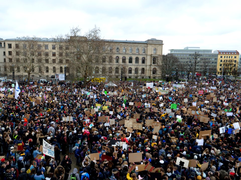 Start of the FridaysForFuture demonstration Berlin 15-03-2019 view from top 08
