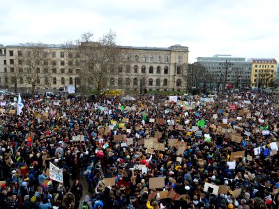 Start of the FridaysForFuture demonstration Berlin 15-03-2019 view from top 08