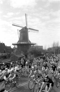 Start ronde van Noordholland te Zaandam Doorkomst van het peleton te Zaandijk, Bestanddeelnr 912-3234