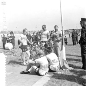Start Ronde van Nederland. Stadion Utrecht . De Zwitserse Nescafé-ploeg, Bestanddeelnr 934-5965