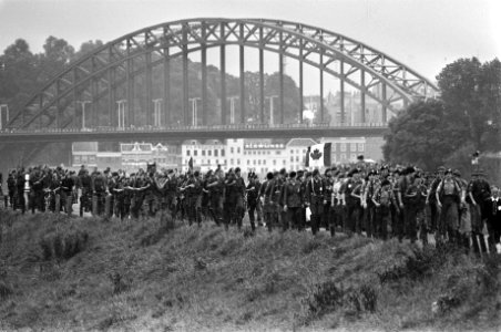 Start 61e vierdaagse van Nijmegen wandelaars bij de brug over de Waal, Bestanddeelnr 929-2737