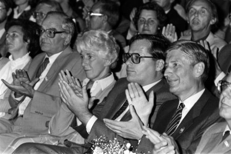 Start CDA-verkiezingscampagne in Tiel (opdr. CDA) Van Agt in de zaal met Van de, Bestanddeelnr 932-2885