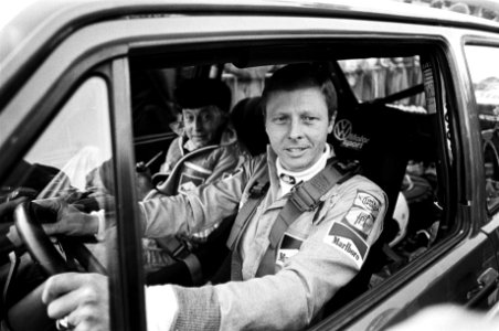 Start aantal deelnemers in Leusden voor de Rally van Monte Carlo van Lennep en , Bestanddeelnr 930-6290