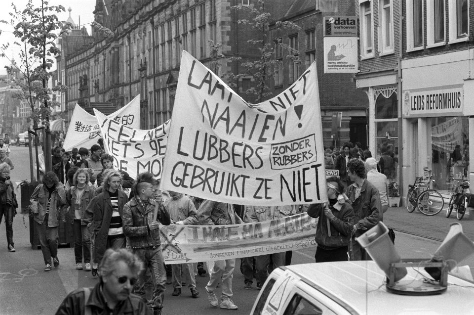 Start estafette-actie jongeren in Leiden tegen kabinetsbeleid demonstratie, Bestanddeelnr 934-2395