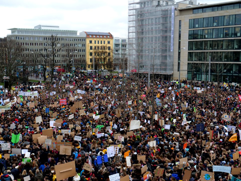 Start of the FridaysForFuture demonstration Berlin 15-03-2019 view from top 18