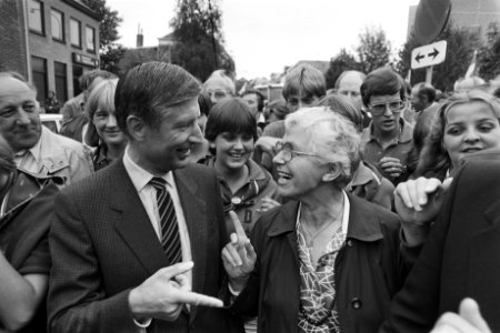 Start CDA-verkiezingscampagne in Tiel (opdr. CDA) Van Agt spreekt met publiek, Bestanddeelnr 932-2884