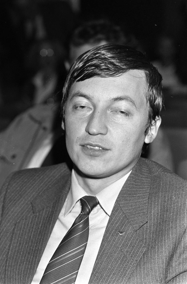 Start 10e Interpolisschaaktoernooi met onder andere Jan Timman (l) en Antoli Kar, Bestanddeelnr 933-7909
