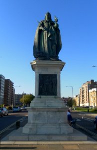 Statue of Queen Victoria, Grand Avenue, Hove (July 2012)