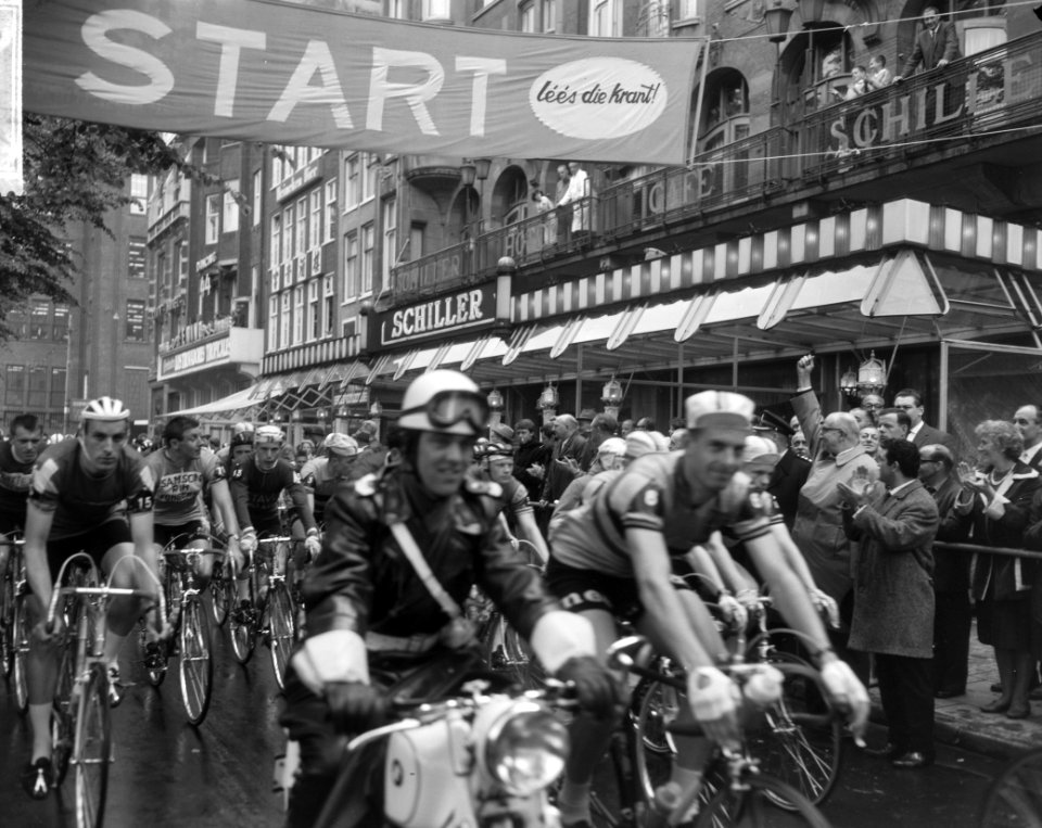 Start 13e Olympiatoer door Nederland, wethouder J Tabak (rechts) lost startscho, Bestanddeelnr 916-4592