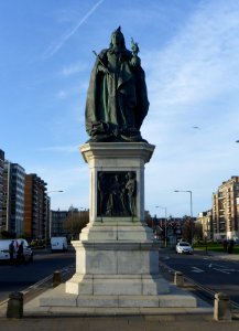 Statue of Queen Victoria, Grand Avenue, Hove (April 2013)