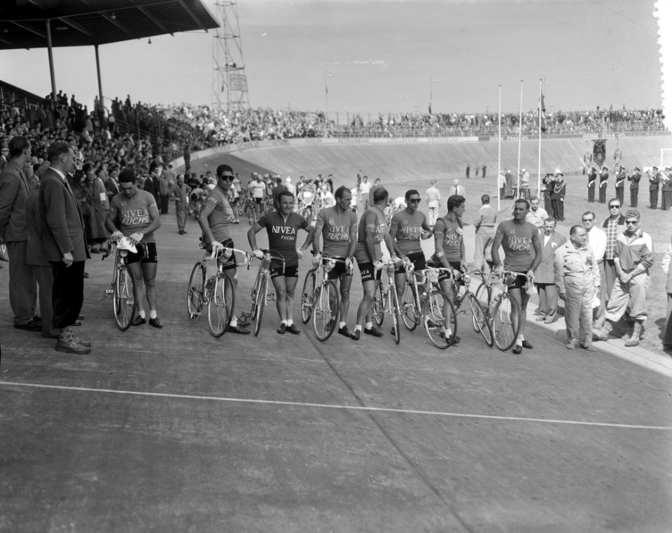Start Ronde van Nederland Stadion Utrecht Italiaanse ploeg (Nivea) kopman Fior, Bestanddeelnr 907-9297