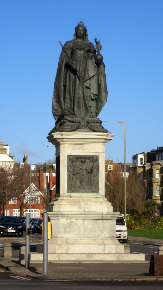 Statue of Queen Victoria, Grand Avenue, Hove (NHLE Code 1187555) (January 2017) (1)