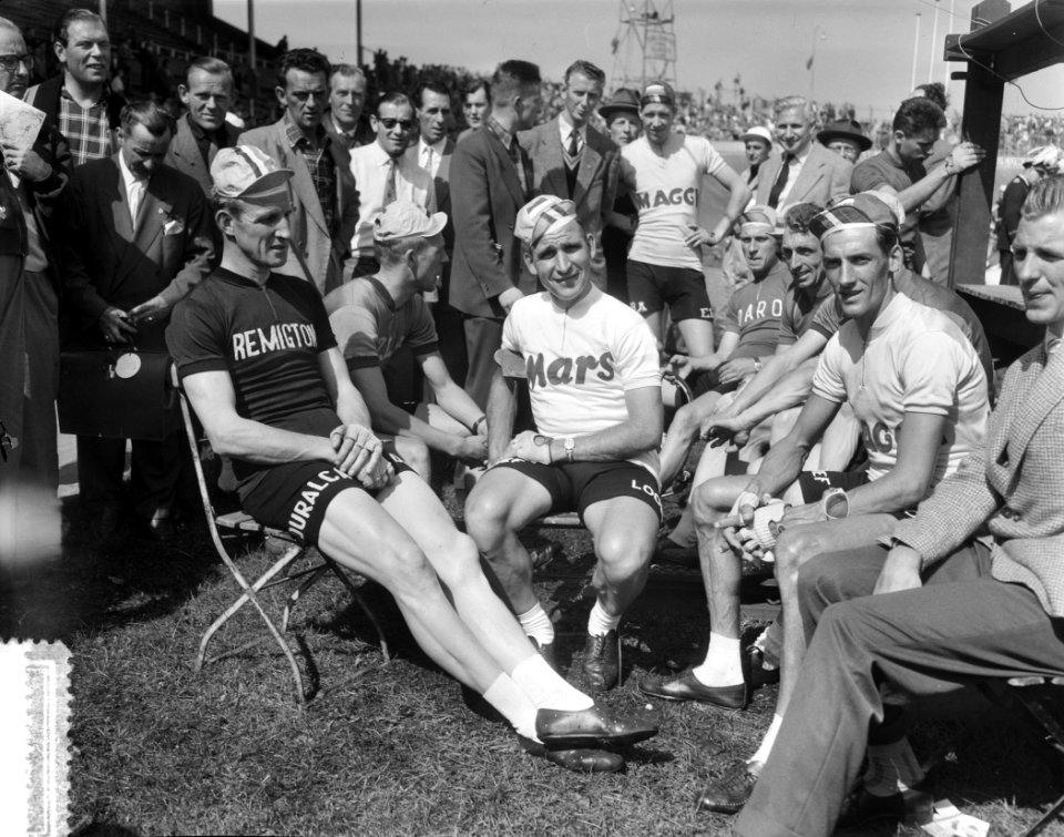 Start Ronde van Nederland Stadion Utrecht Hollandse kopmannen van links Schult, Bestanddeelnr 907-9292