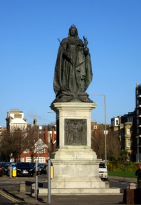 Statue of Queen Victoria, Grand Avenue, Hove (NHLE Code 1187555) (January 2017) (2)