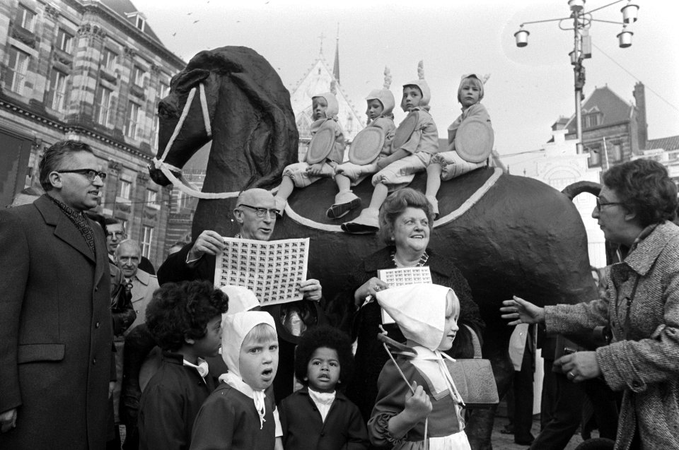 Start kinderpostzegelaktie op Dam in Amsterdam Tante Leen verkoopt eerste zegel, Bestanddeelnr 928-2648