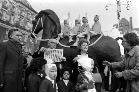 Start kinderpostzegelaktie op Dam in Amsterdam Tante Leen verkoopt eerste zegel, Bestanddeelnr 928-2648