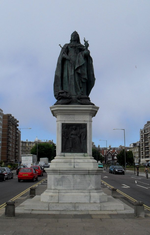 Statue of Queen Victoria, Grand Avenue, Hove (NHLE Code 1187555) (July 2010)