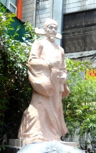 Statue of Hai Rui (海瑞) at Zhongjie Road - 01