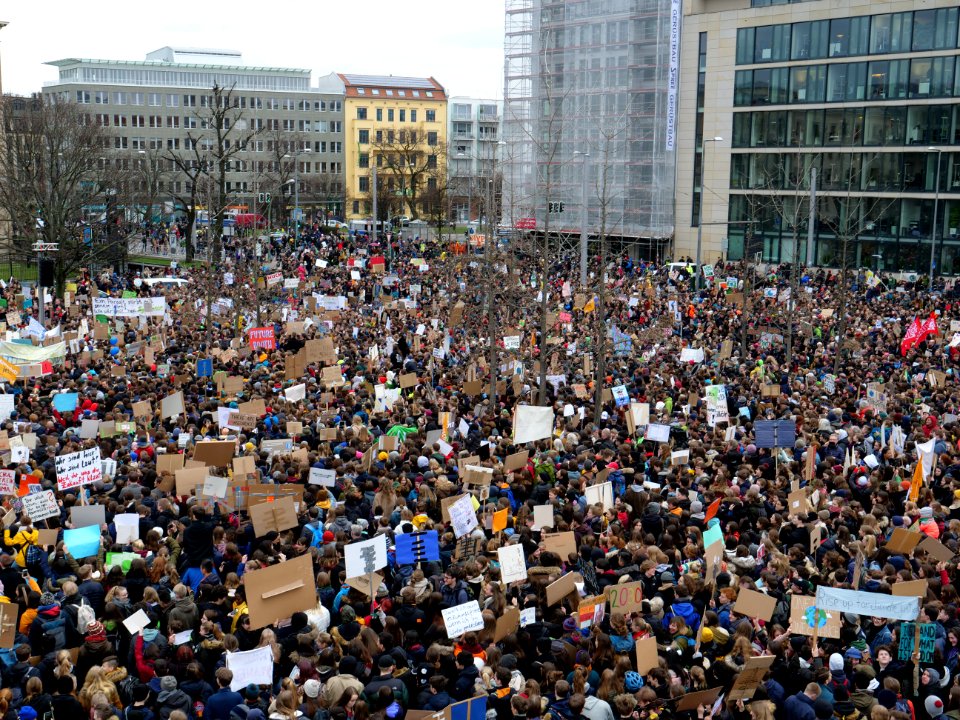 Start of the FridaysForFuture demonstration Berlin 15-03-2019 view from top 25