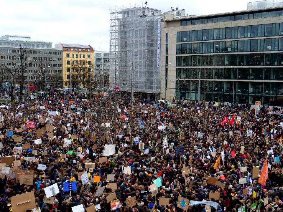 Start of the FridaysForFuture demonstration Berlin 15-03-2019 view from top 28