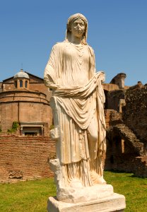 Statue Maison des Vestales Forum Romanum Rome photo