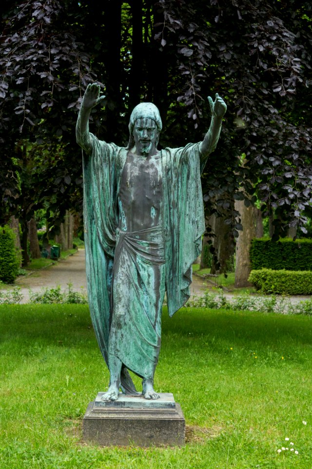 Statue neuer Annenfriedhof Dresden